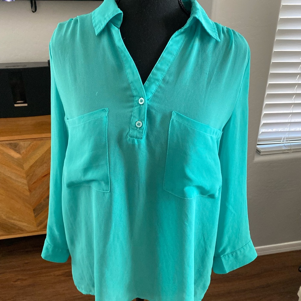 🌸 Beautiful turquoise sheer blouse! 🌸
